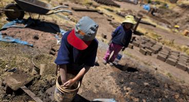 Latin children labor in unregulated conditions