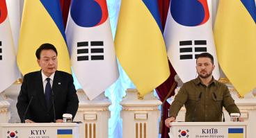 Ukrainian President Volodymyr Zelensky (R) and his South Korean counterpart Yoon Suk Yeol make statements following their talks in Kyiv on July 15, 2023.