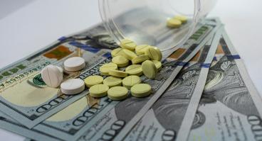 AdobeStock_1249763822_Opioid+Pills+Money