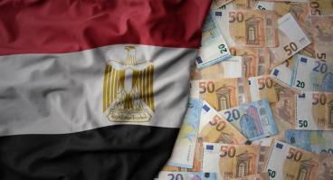 Egyptian flag on the left on top of a layer of Euro notes