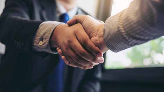 Two business partners shake hands.