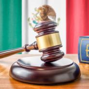 A gavel rests in front of the Mexican flag.