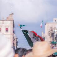 Foto de la bandera de México entre la gente en el centro histórico de Morelia.